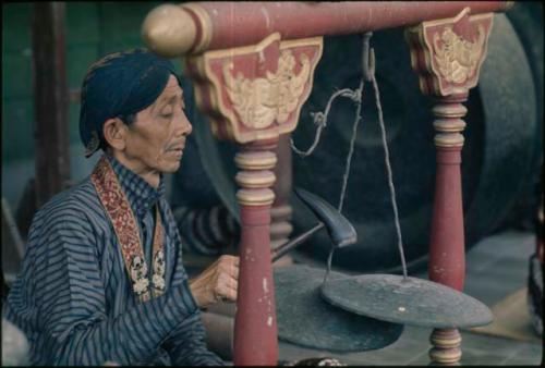 Man playing old gamelan, Grebeg ceremony