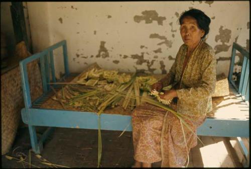 Making sadjens from coconut palm leaves