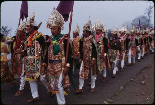 Baris procession for Purnama to Pura Batur