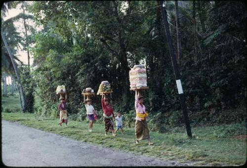 Carrying sadjens to Samantiga Temple