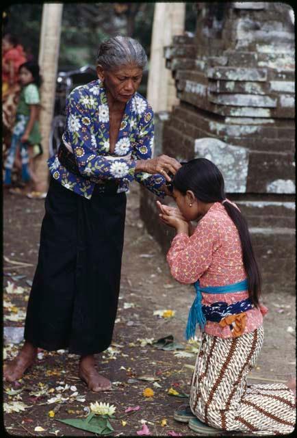 Receiving holy water, Samantiga Temple