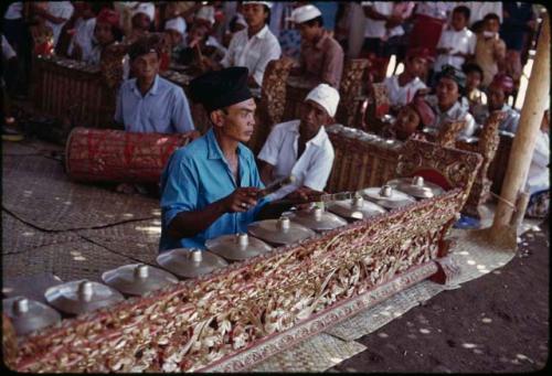 Gamelan gong, ceremony at Samantiga Temple