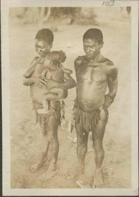 Couple with child from Feradje westward, a post in the Belgian Congo