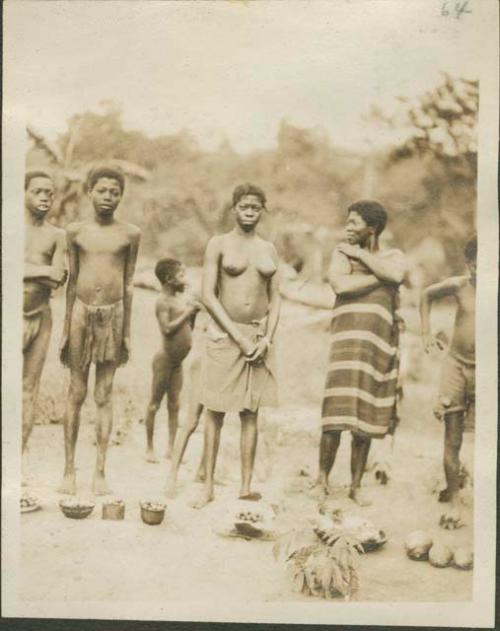 Buta to Monga, close view of crowd selling provisions