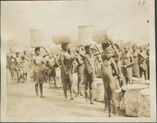 Monga, most northernly important post, men and women carrying cotton