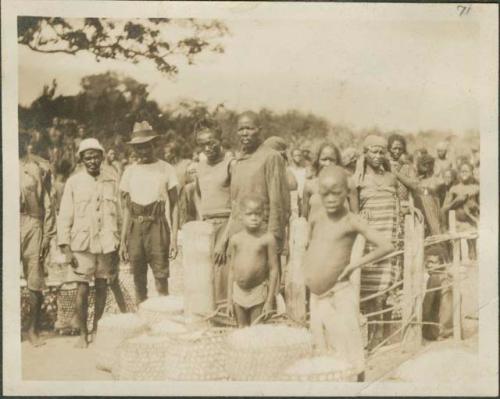 Monga, most northernly important post, men and women with cotton bales