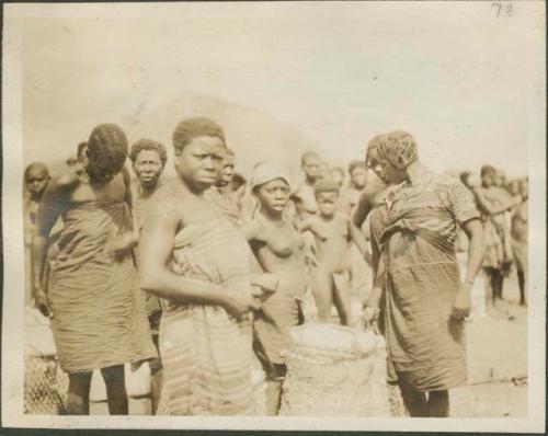 Monga, most northernly important post, men and women with cotton bales