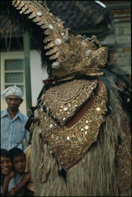 Barong, detail