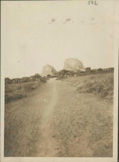 Approaching Hadjer-el-Hamis