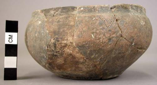 Pottery bowl with incised and graphite decoration