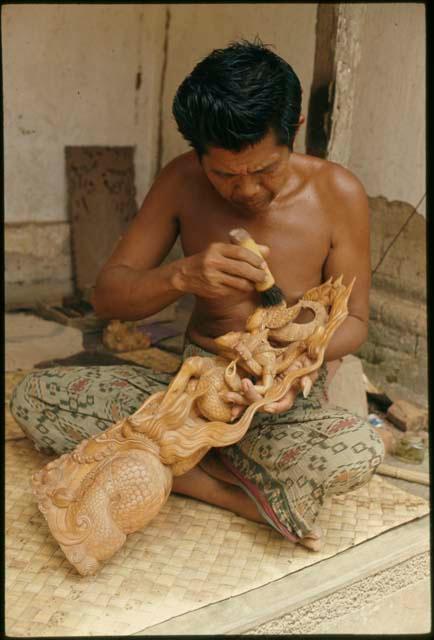 Wayan Ayun carving