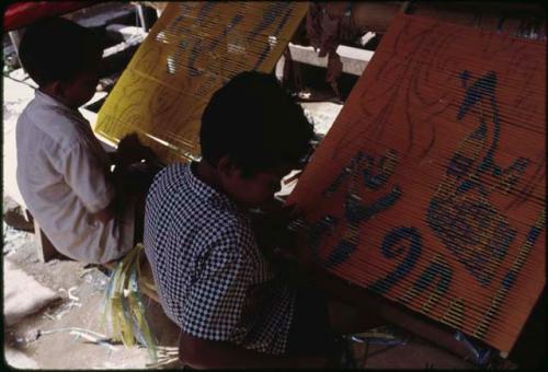 Tying warp threads for ikat weaving