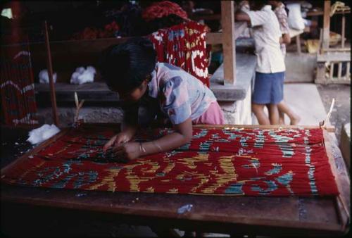 Tying warp threads for ikat weaving