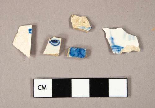 Ceramic, earthenware, pearlware, blue and white transferprint (4); hand painted blue (1), body sherds