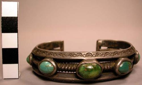 Cuff bracelet set with seven oval turquoise stones