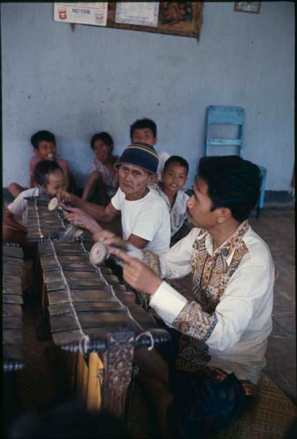 Sumandhi playing gender wayang