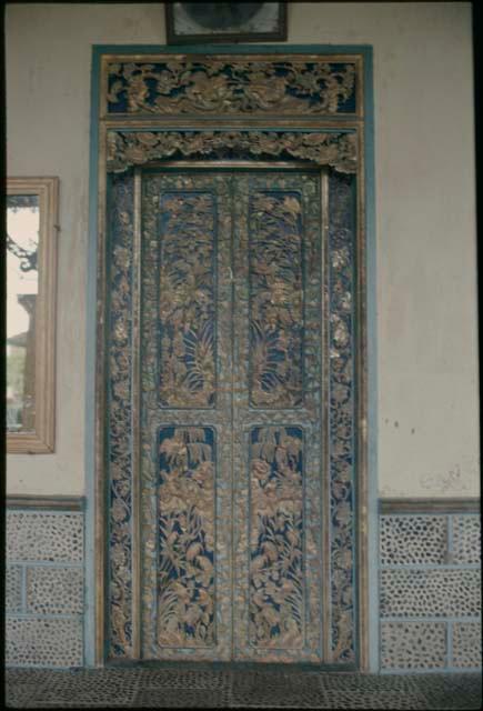 Puri Kanginan, carved door