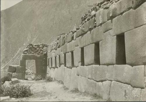 Wall with niches and doorway at Ollantaytambo