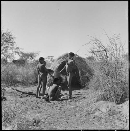 Group of boys in front of a skerm, one smoking