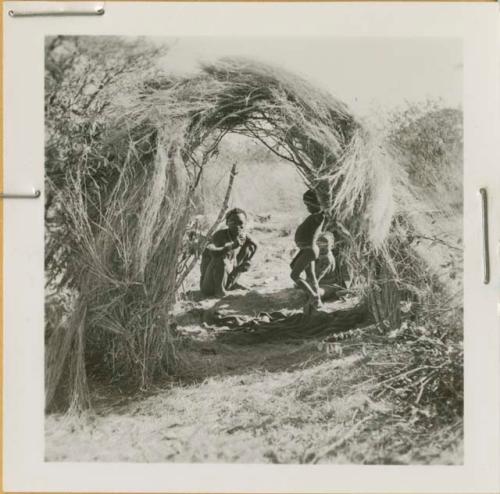 Bo (brother of /Naoka, first wife of "Gao Medicine") sitting with his children in a skerm built for shade in hot weather