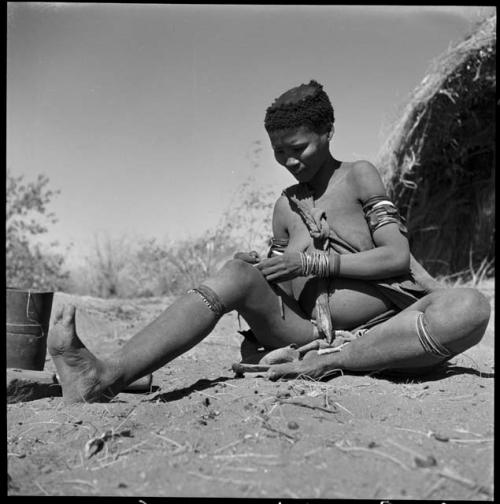 /Naoka (wife of "/Qui Hunter") sitting and working on beads