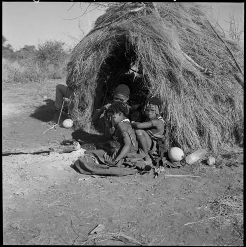 Girls wearing hair ornaments, sitting in front of a skerm