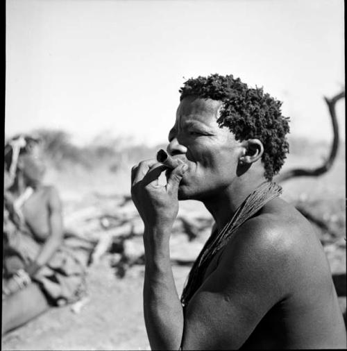 ≠Toma smoking a metal pipe