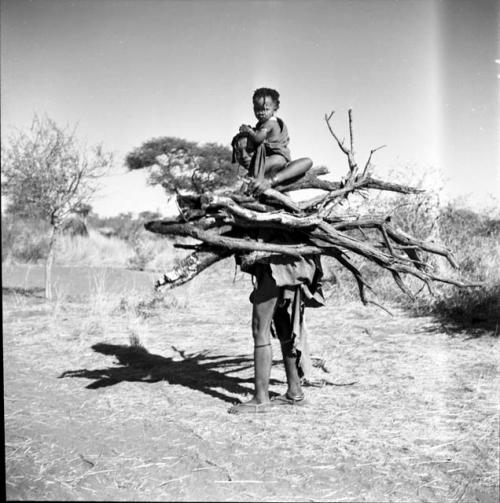 /Goishay carrying wood, with her baby on her shoulder