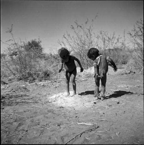 /Gaishay (son of "Gao Medicine") and "Little ≠Gao" (son of /Qui and //Kushay) dancing and playing medicine man