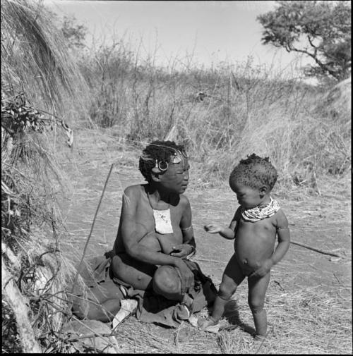 !Ungka (≠Toma's sister) sitting, with her baby standing next to her