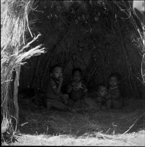 Children sitting inside a skerm