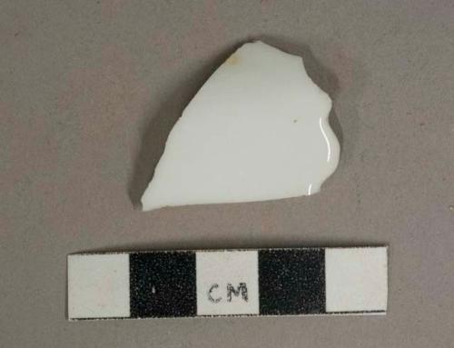 Undecorated white porcelain vessel rim fragment, white paste