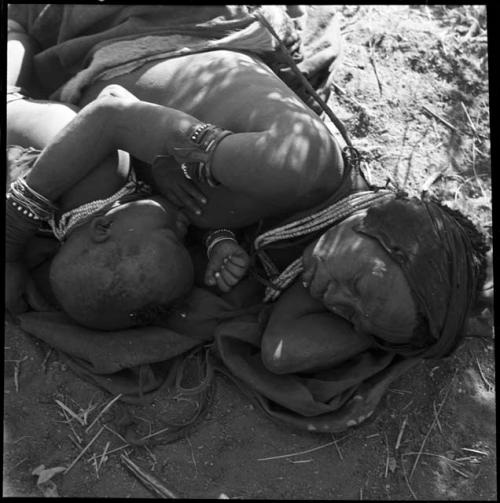 Di!ai (wife of "Gao Medicine") sleeping with her son /Gaishay, lying next to her nursing