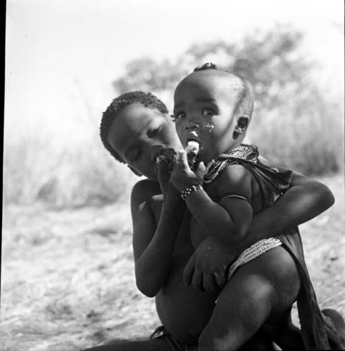 /Gaishay (son of ≠Toma) feeding mealies to his sister, !Ungka Norna