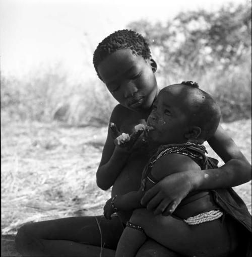 /Gaishay (son of ≠Toma) feeding mealies to his sister, !Ungka Norna