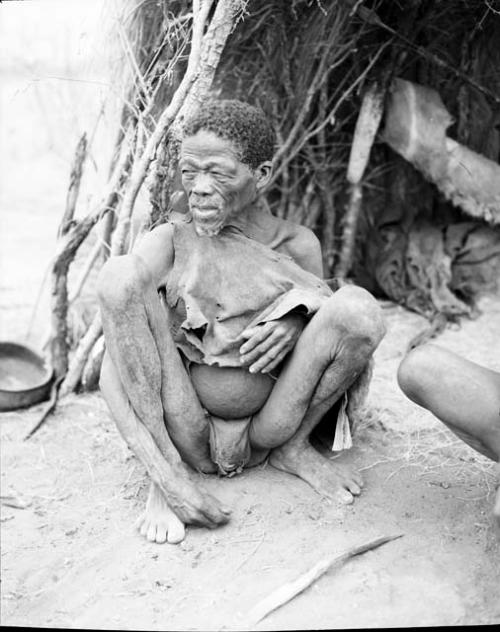 "Old /Gaishay" (father of "Gao Medicine") sitting in front of his skerm