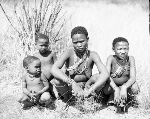 "/Qui Guide" sitting with his wife Di!ai and //Ao's three children, /Qui, Di//khao and !Ungka (who was engaged to /Gunda, son of "Old ≠Toma" and /Gam)