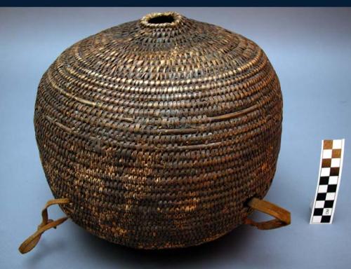 Medium-sized, round utility basket. Coiled technique. Made of bear grass.