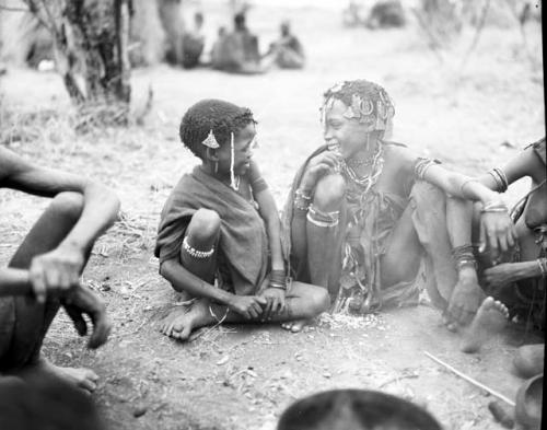 "Little N!ai" sitting with a girl wearing many hair ornaments