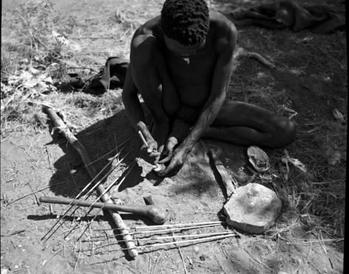 "Gao Medicine" applying poison to arrows, stirring poison in a little dish made from the knee joint of an animal