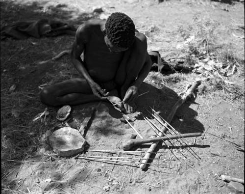 "Gao Medicine" applying poison to the shaft of an arrow with a stick