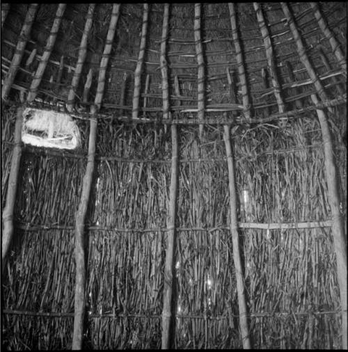 Detail of the structure of the roof and side of a skerm