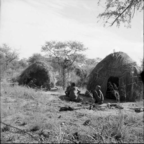 Two families sitting in front of their skerms