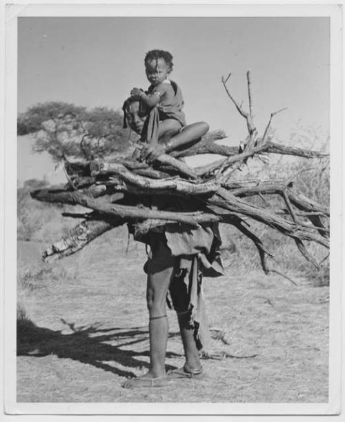 /Goishay carrying wood, with her baby on her shoulder (print is a cropped image)