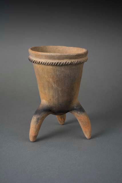 Tripod pottery vessel