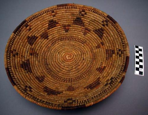 Small basket trays, coiled. Made of bear grass (natural and dyed).