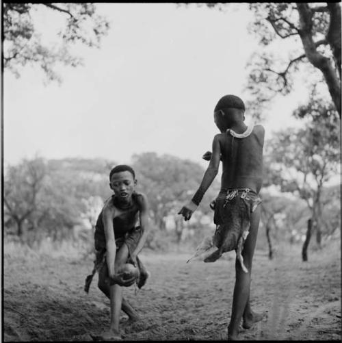 Two girls playing tamah n!o’an (ball game) / !’hu kuitzi (veldkos game)