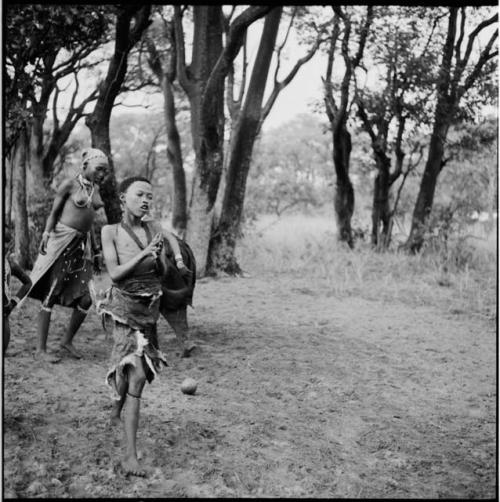 Two women playing tamah n!o’an (ball game) / !’hu kuitzi (veldkos game)