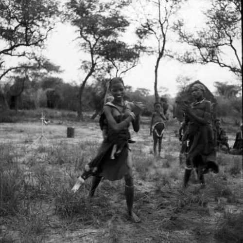 Two women clapping and singing, playing tamah n!o’an (ball game) / !’hu kuitzi (veldkos game)