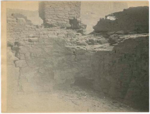 Ruins of circular kiva at base of Casa Blanca cliff